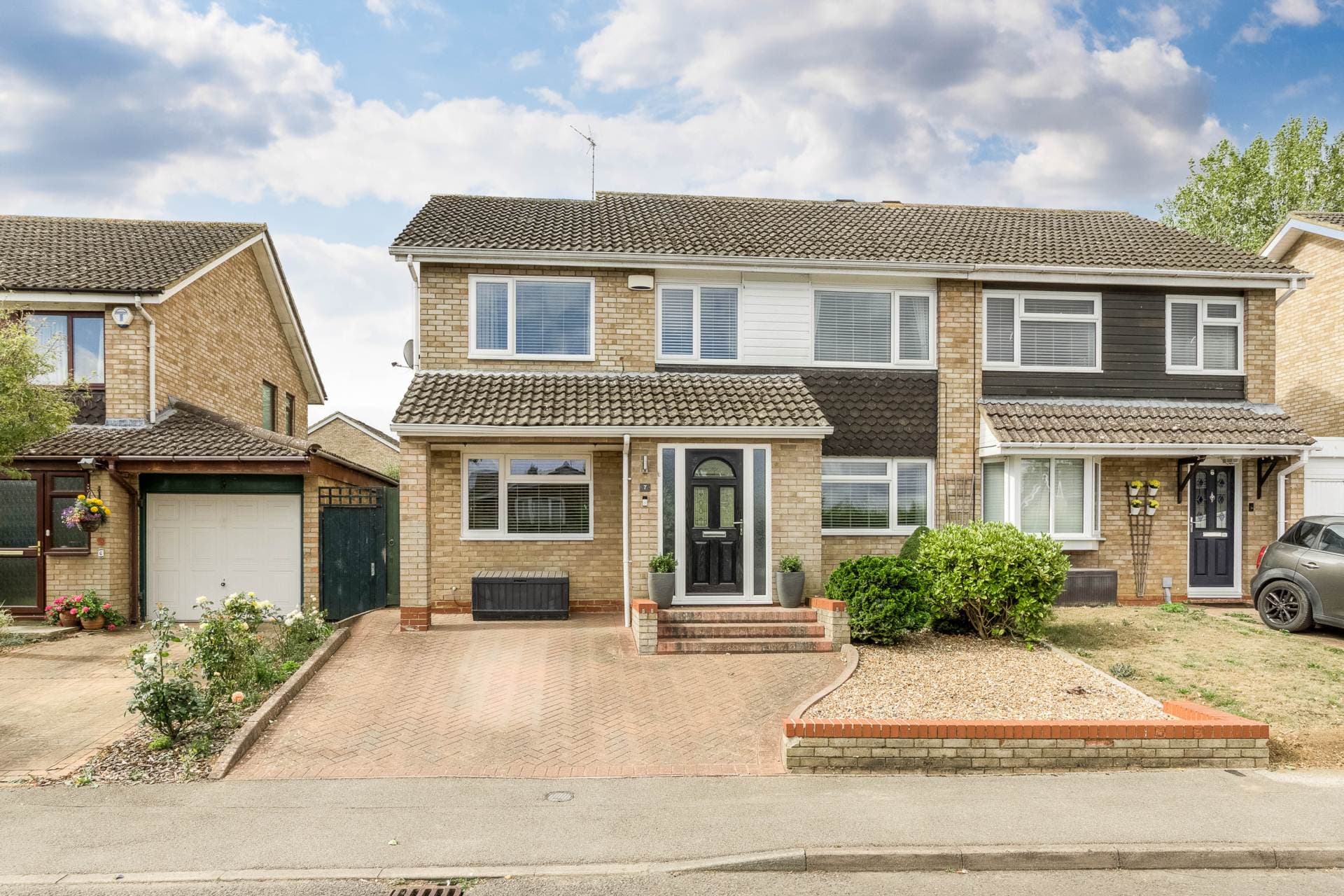 Longfellow Drive, Newport Pagnell — photo 1