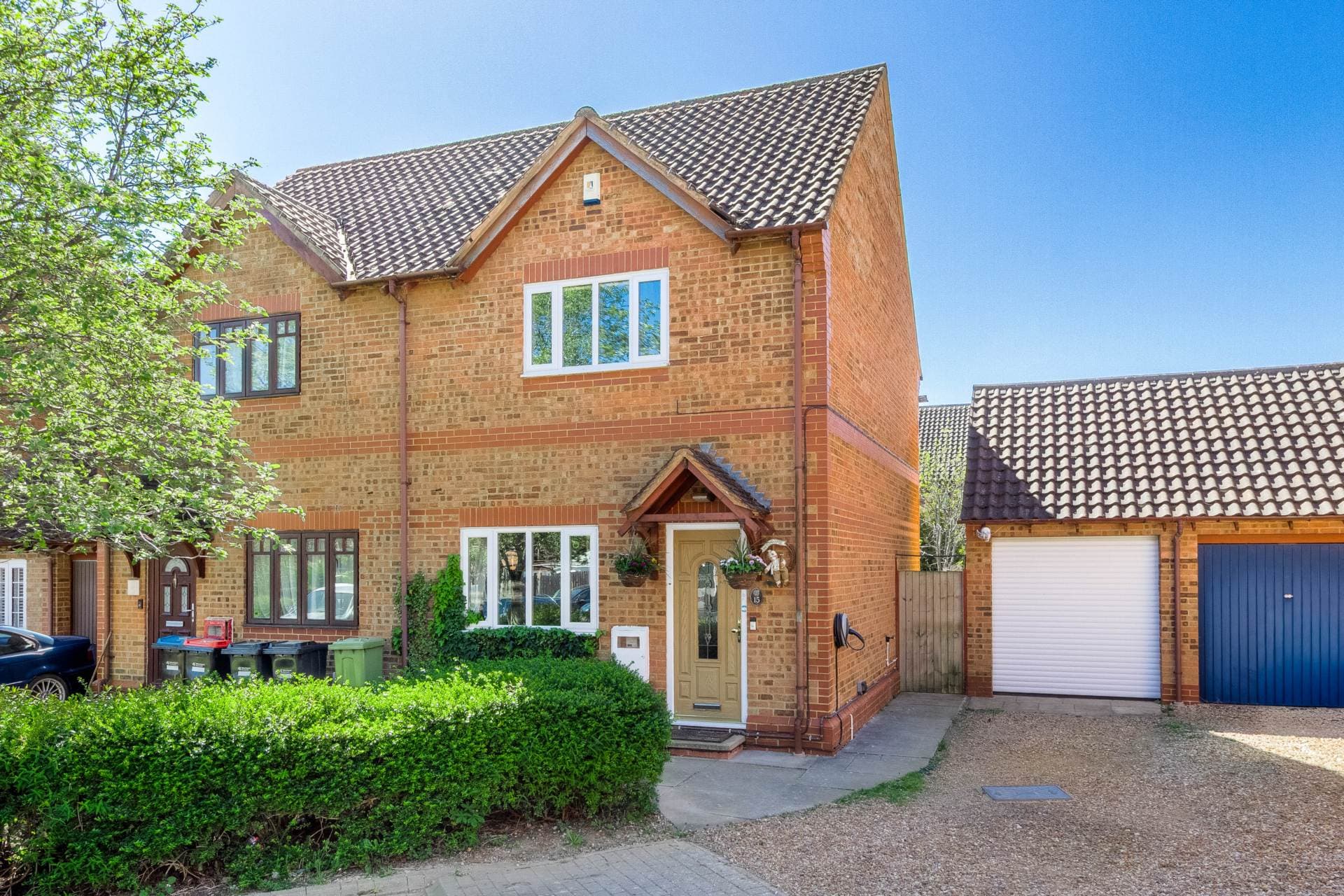 Redhuish Close, Furzton — photo 1