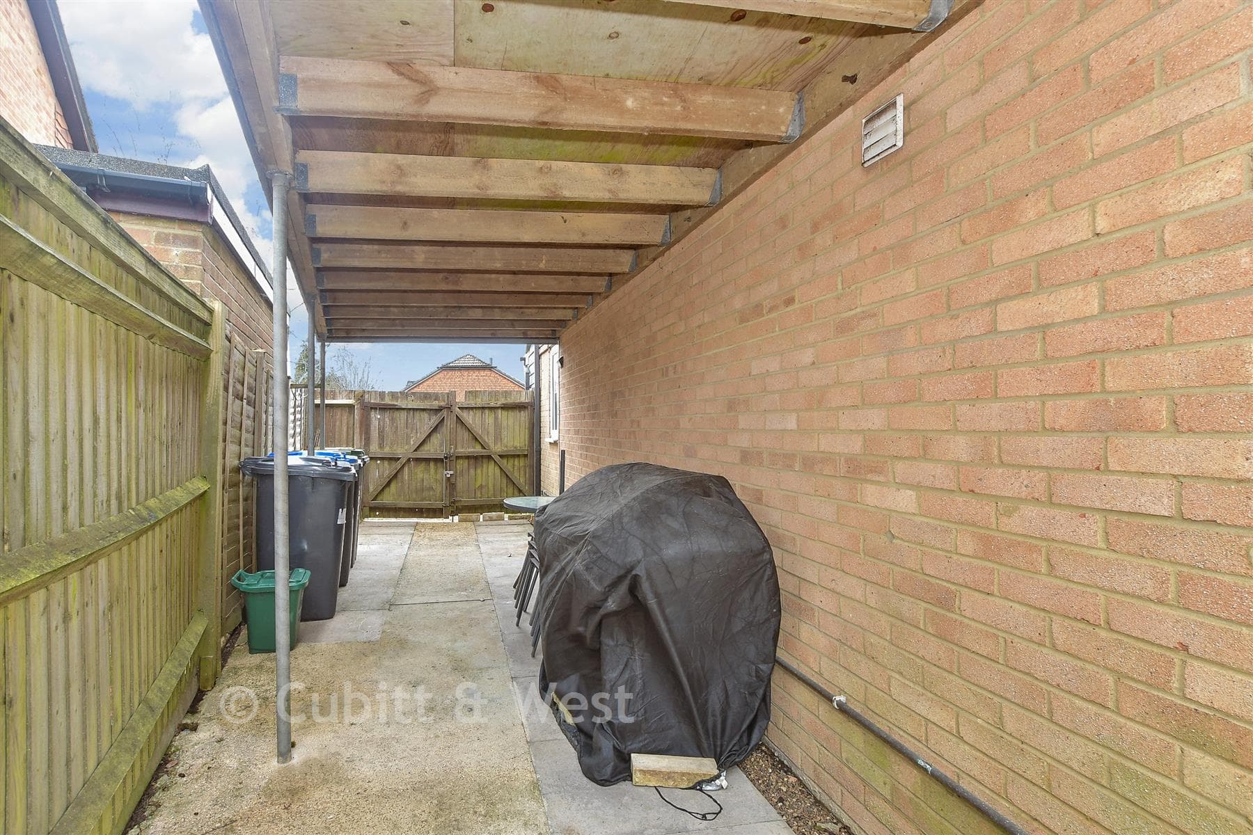 2 Bed End Of Terrace House, Albert Close Haywards Heath — photo 2