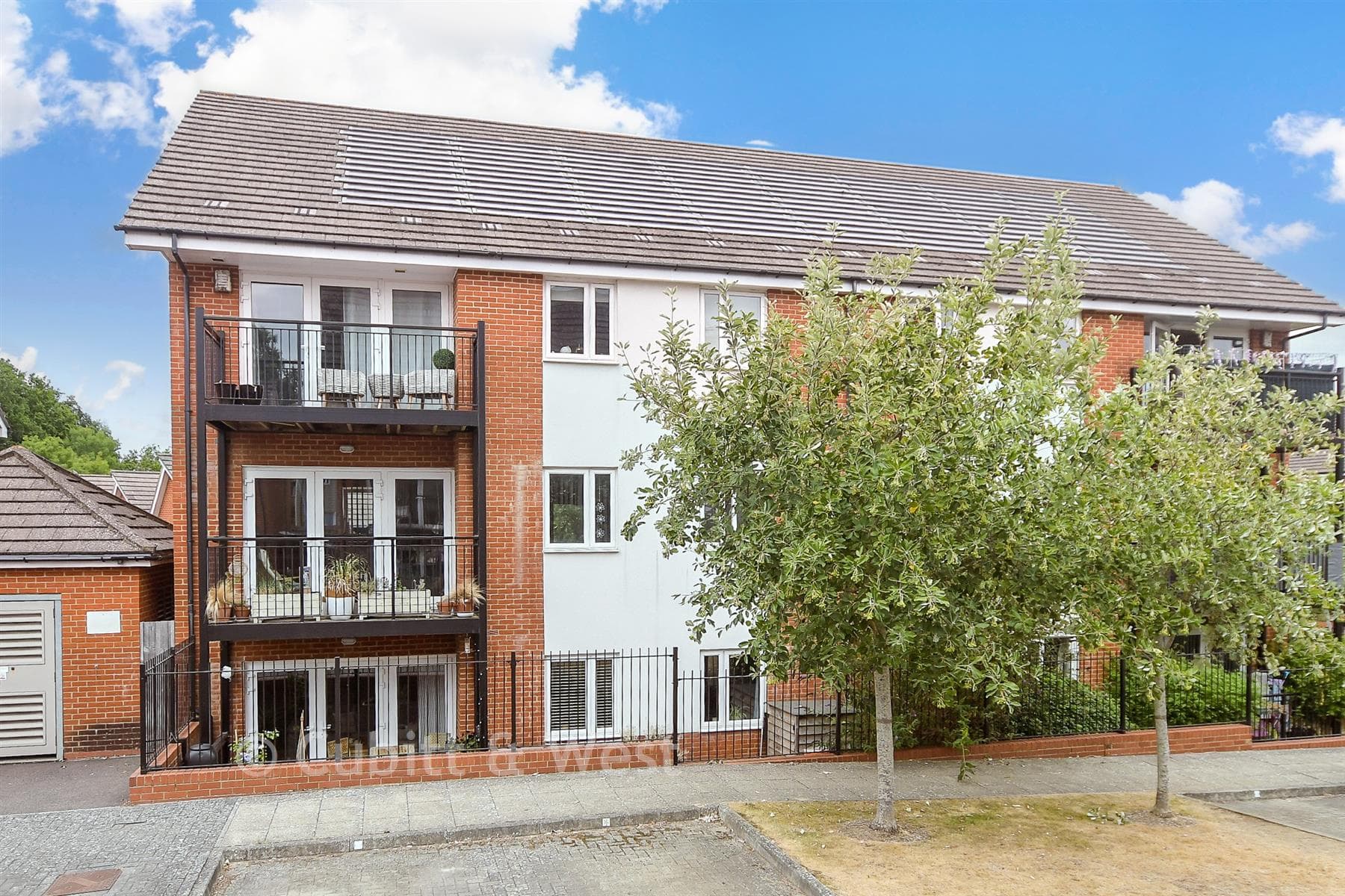 2 Bed Flat, Lexington Drive Haywards Heath — photo 1
