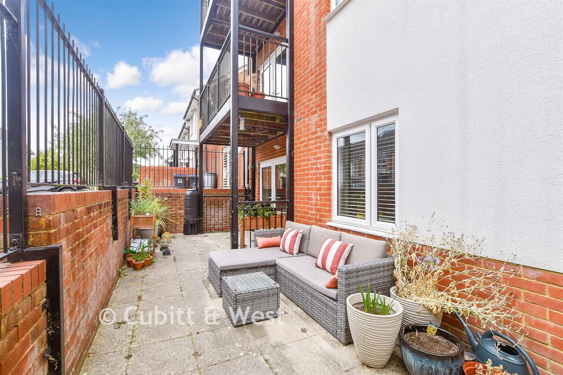 2 Bed Flat, Lexington Drive Haywards Heath — photo 2