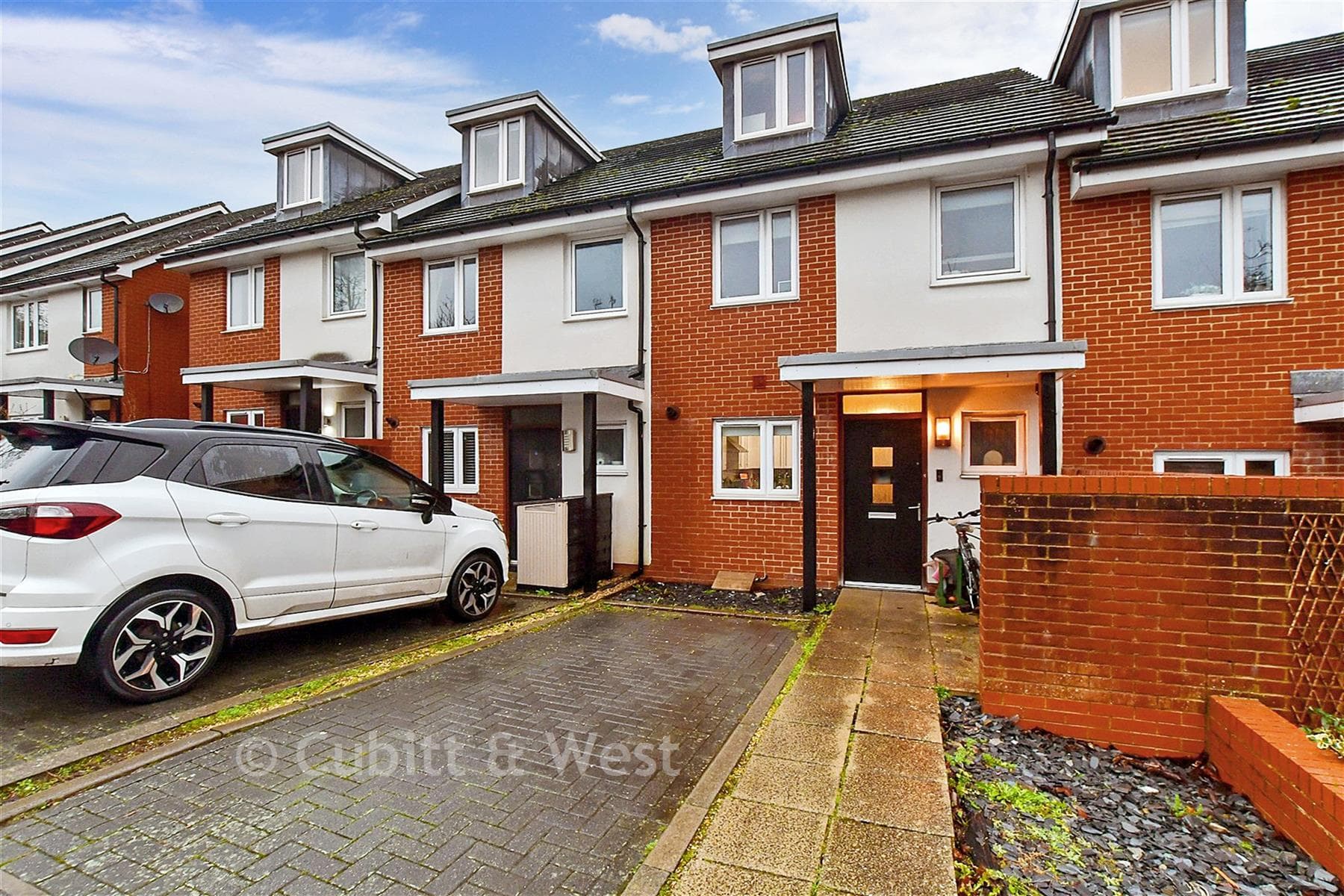 3 Bed Terraced House, Hanbury Lane Haywards Heath — photo 2