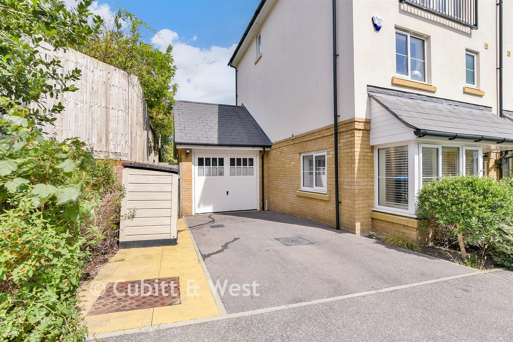 3 Bed Semi Detached House, Renfields Haywards Heath — photo 2
