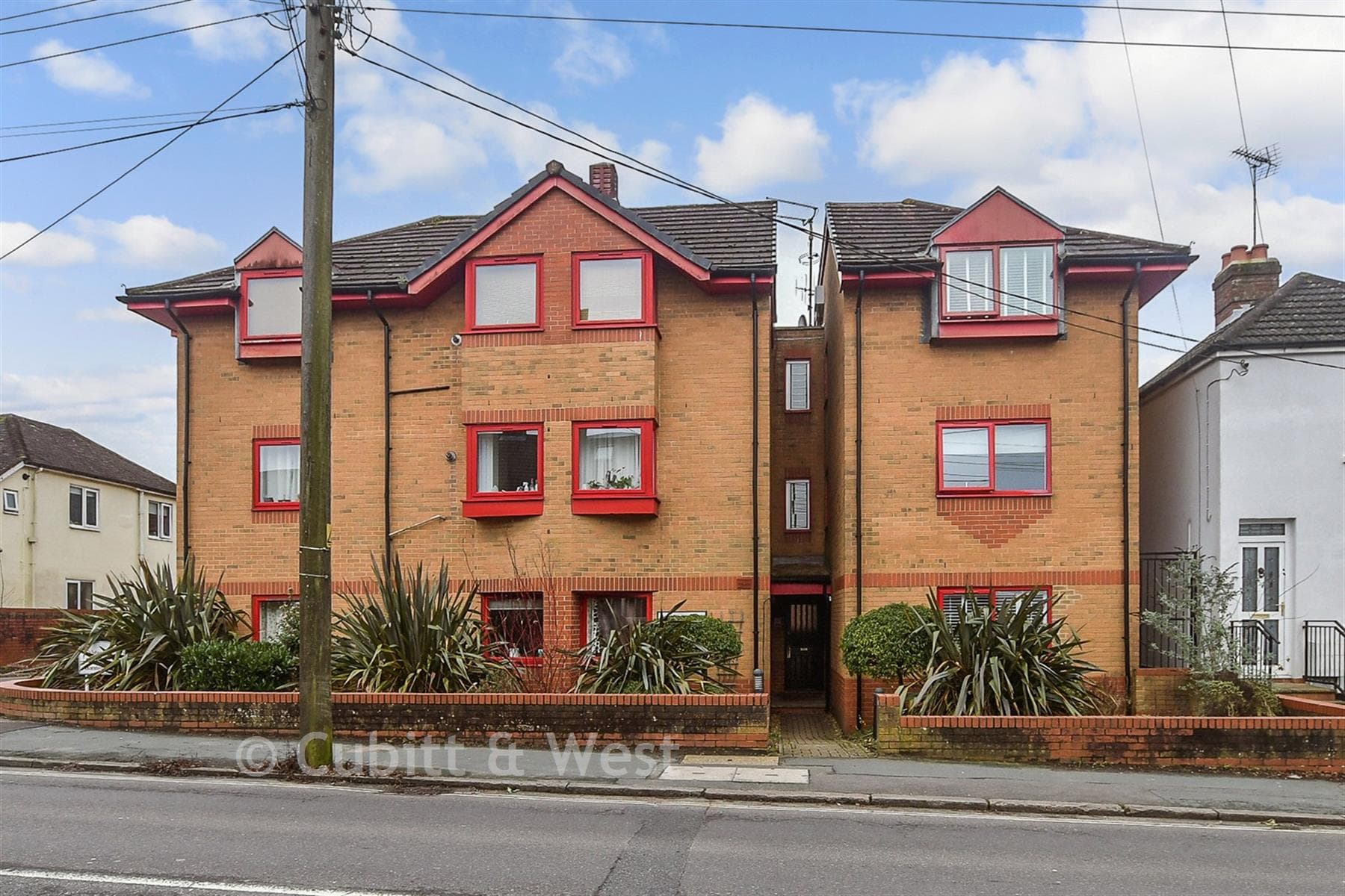 1 Bed Apartment, Franklynn Road Haywards Heath — photo 1