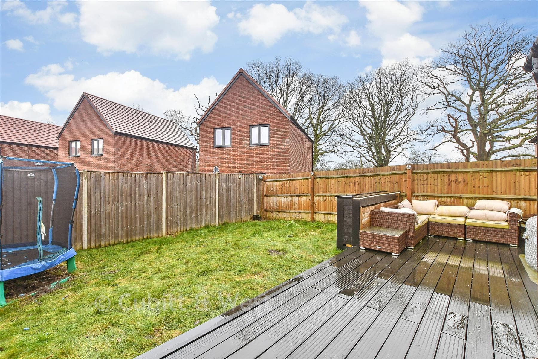 3 Bed Detached House, Denchy Mead Burgess Hill — photo 2