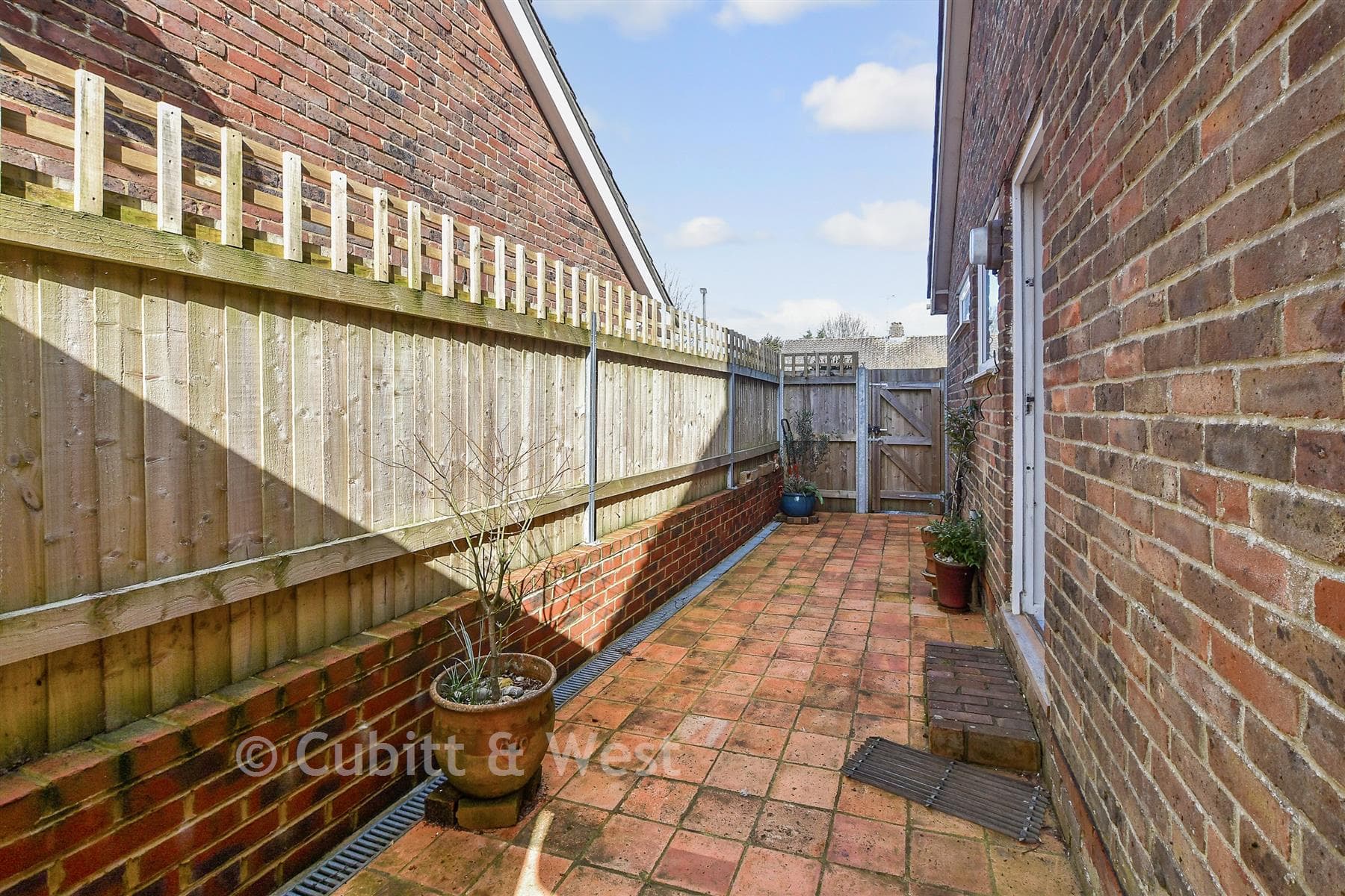 2 Bed Semi Detached Bungalow, Ockley Way Hassocks — photo 2