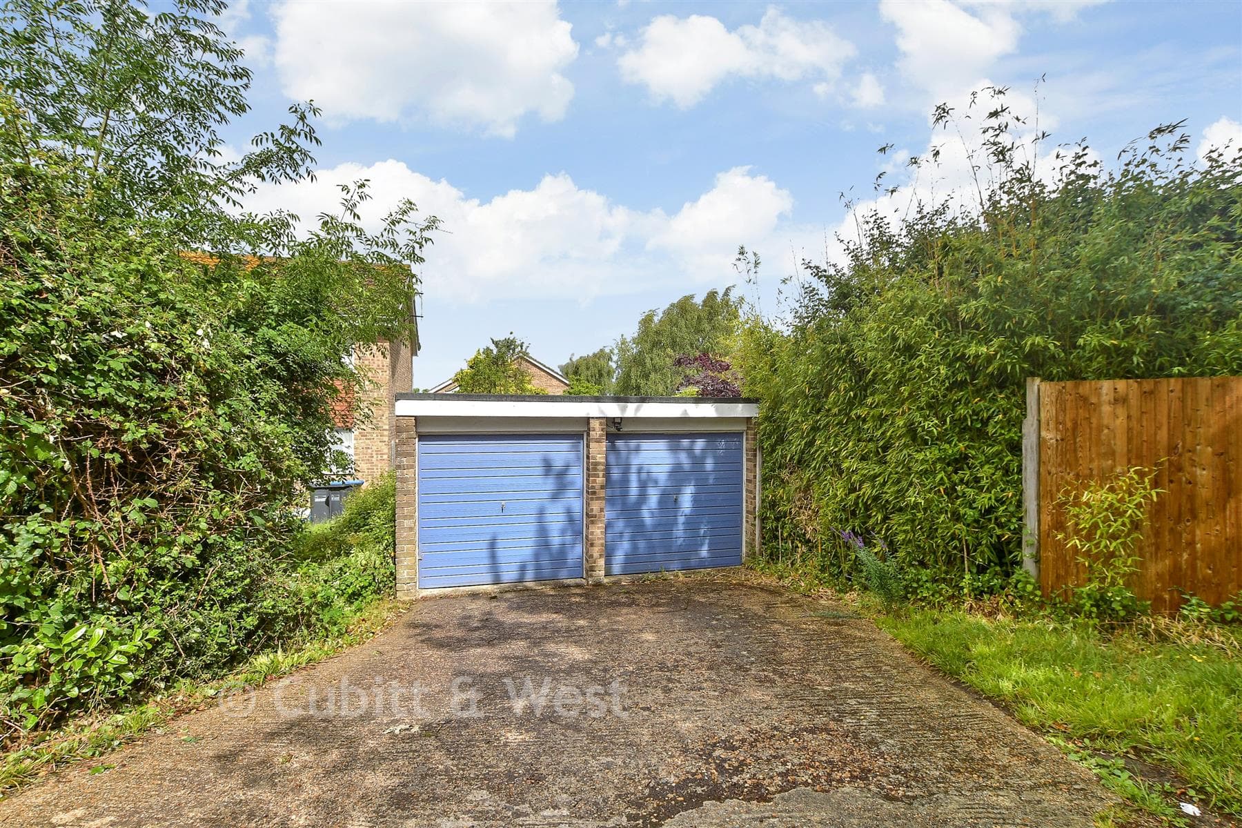 3 Bed Semi Detached House, Aspen Walk Haywards Heath — photo 2