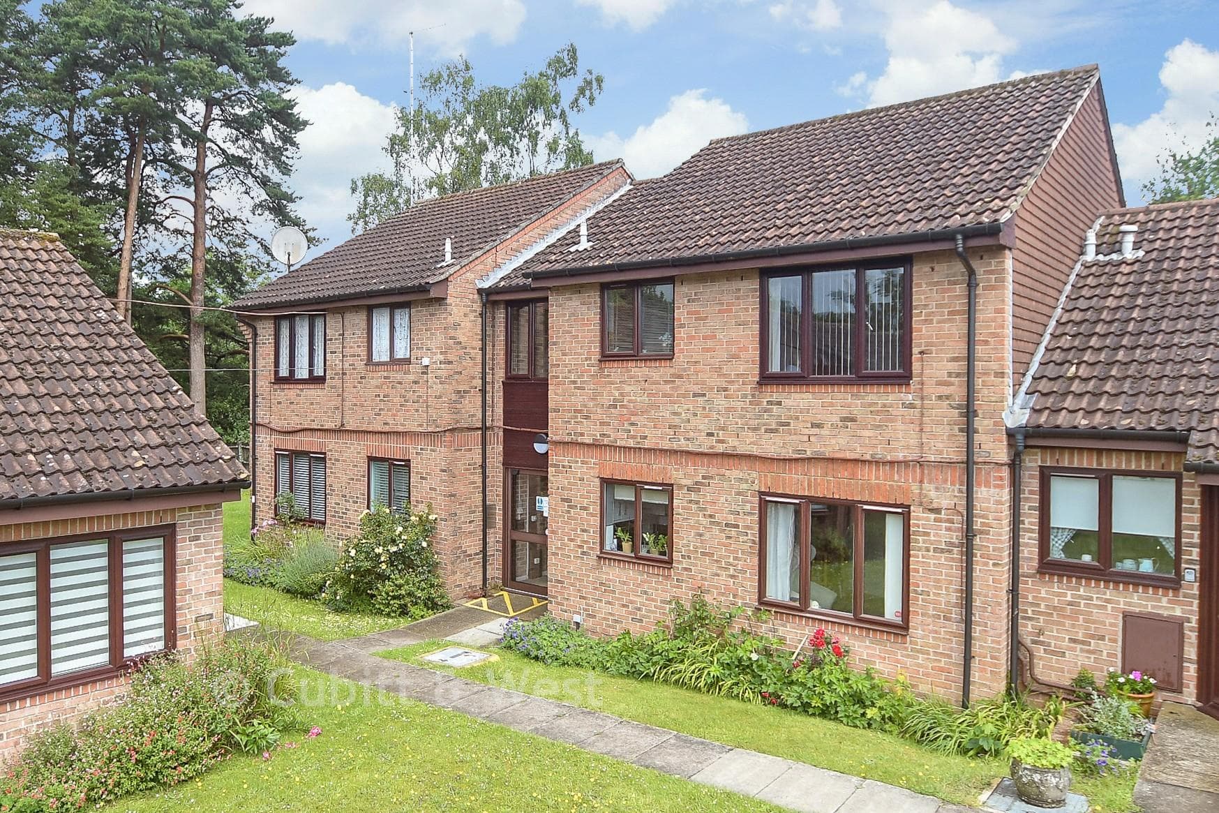 1 Bed Apartment, Windmill Platt Handcross Haywards Heath — photo 1