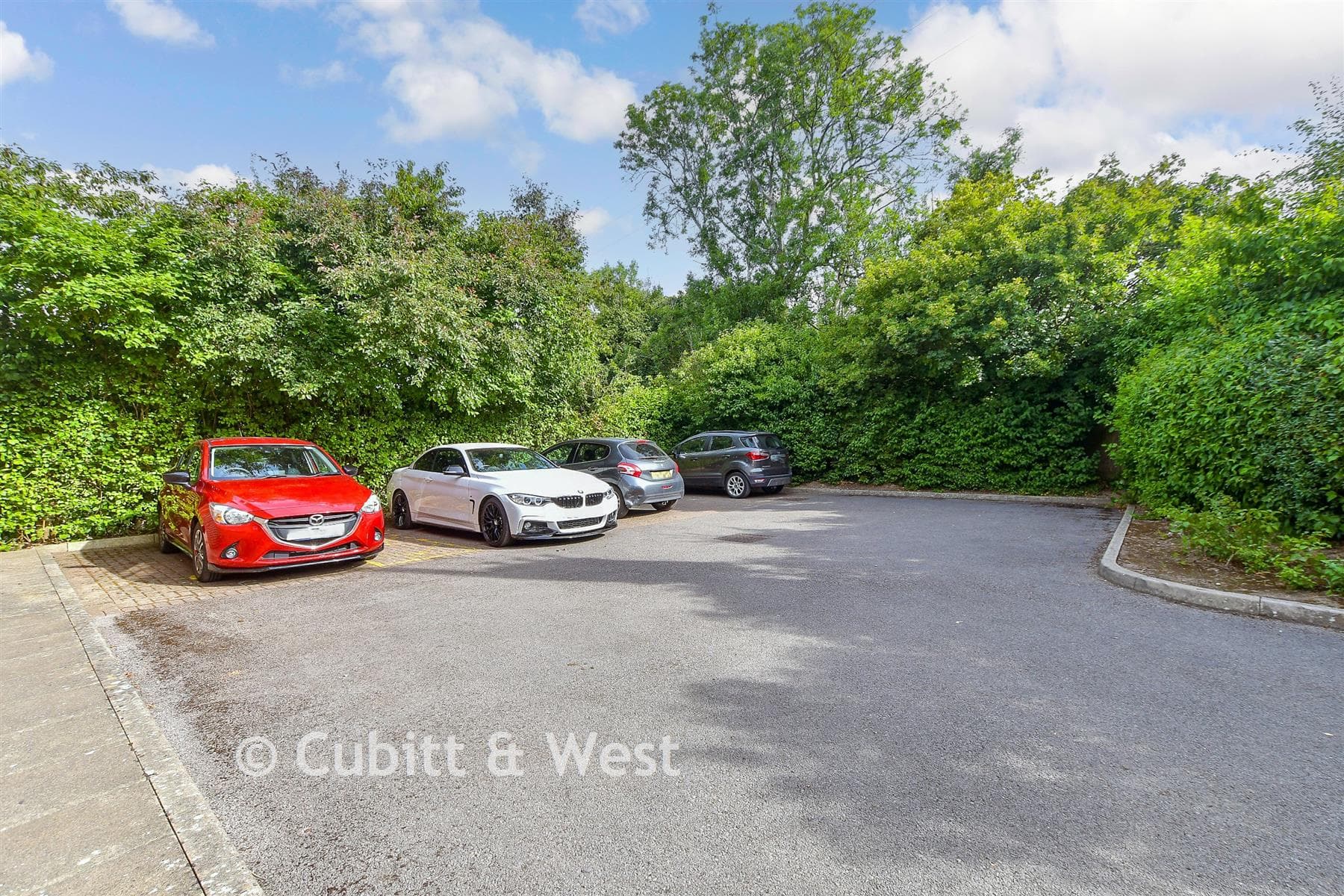 1 Bed Apartment, Truggers Court Handcross Haywards Heath — photo 2