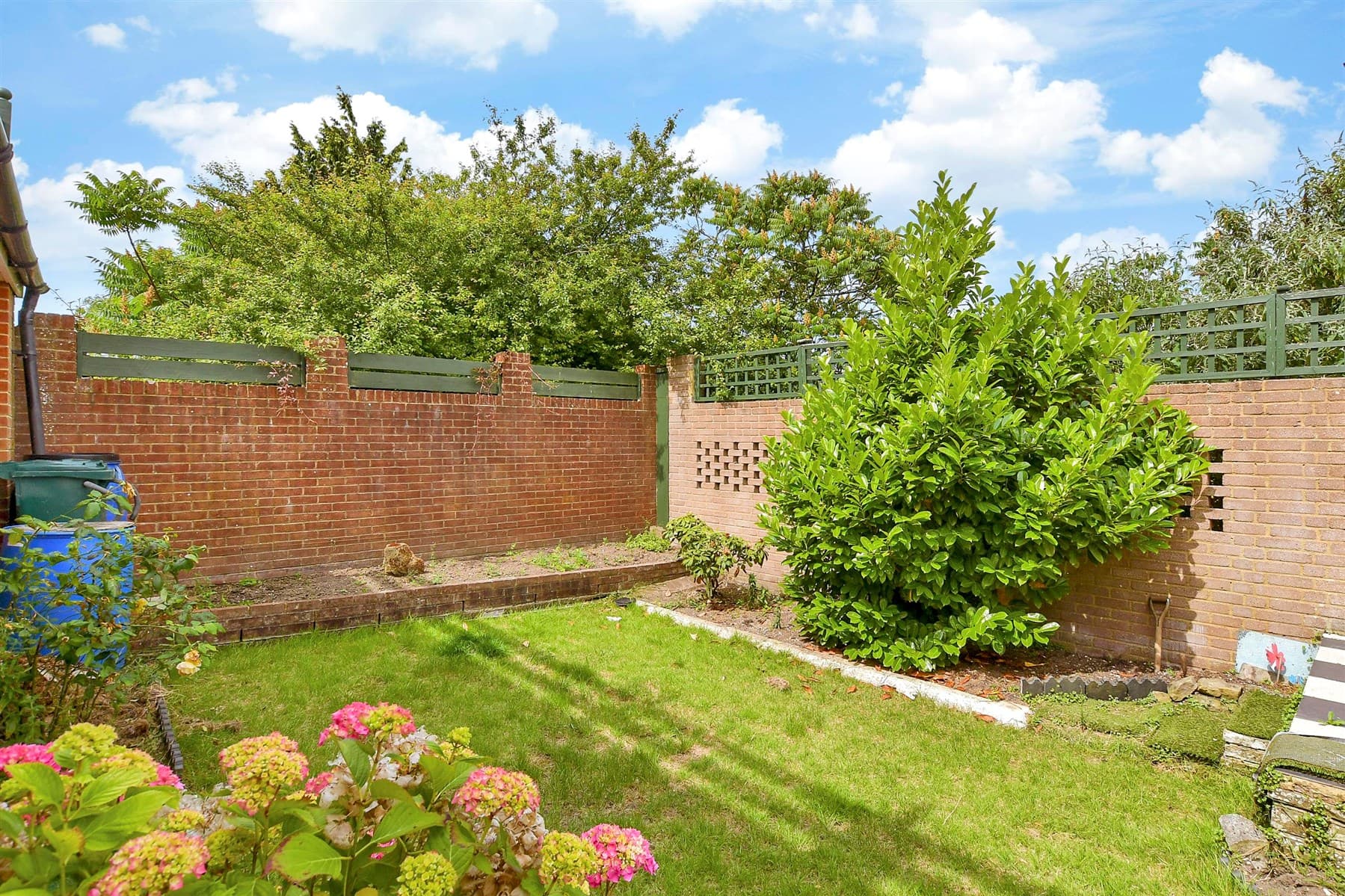 3 Bed Semi Detached Bungalow, Wheatfield Way Brighton — photo 3