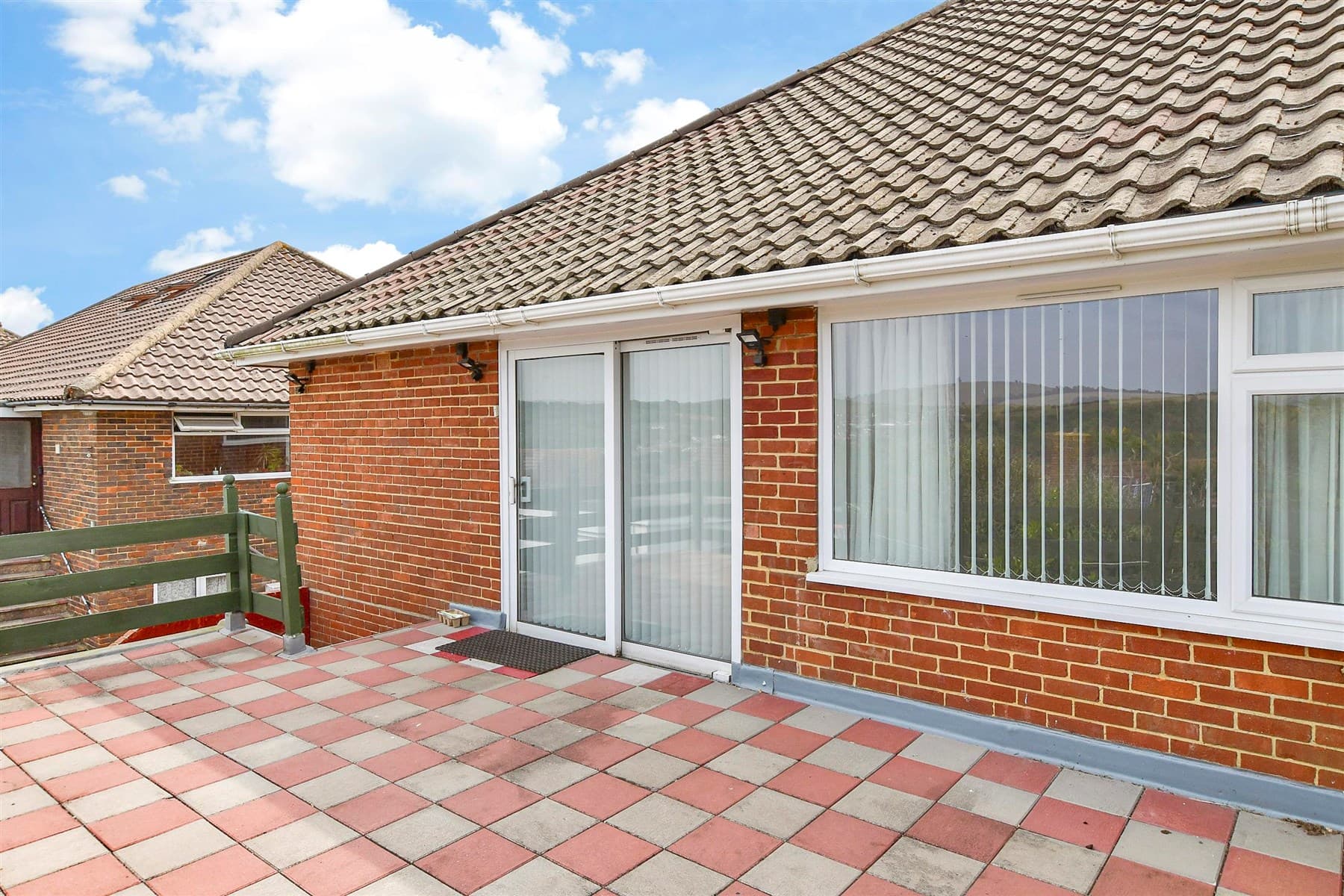 3 Bed Semi Detached Bungalow, Wheatfield Way Brighton — photo 4