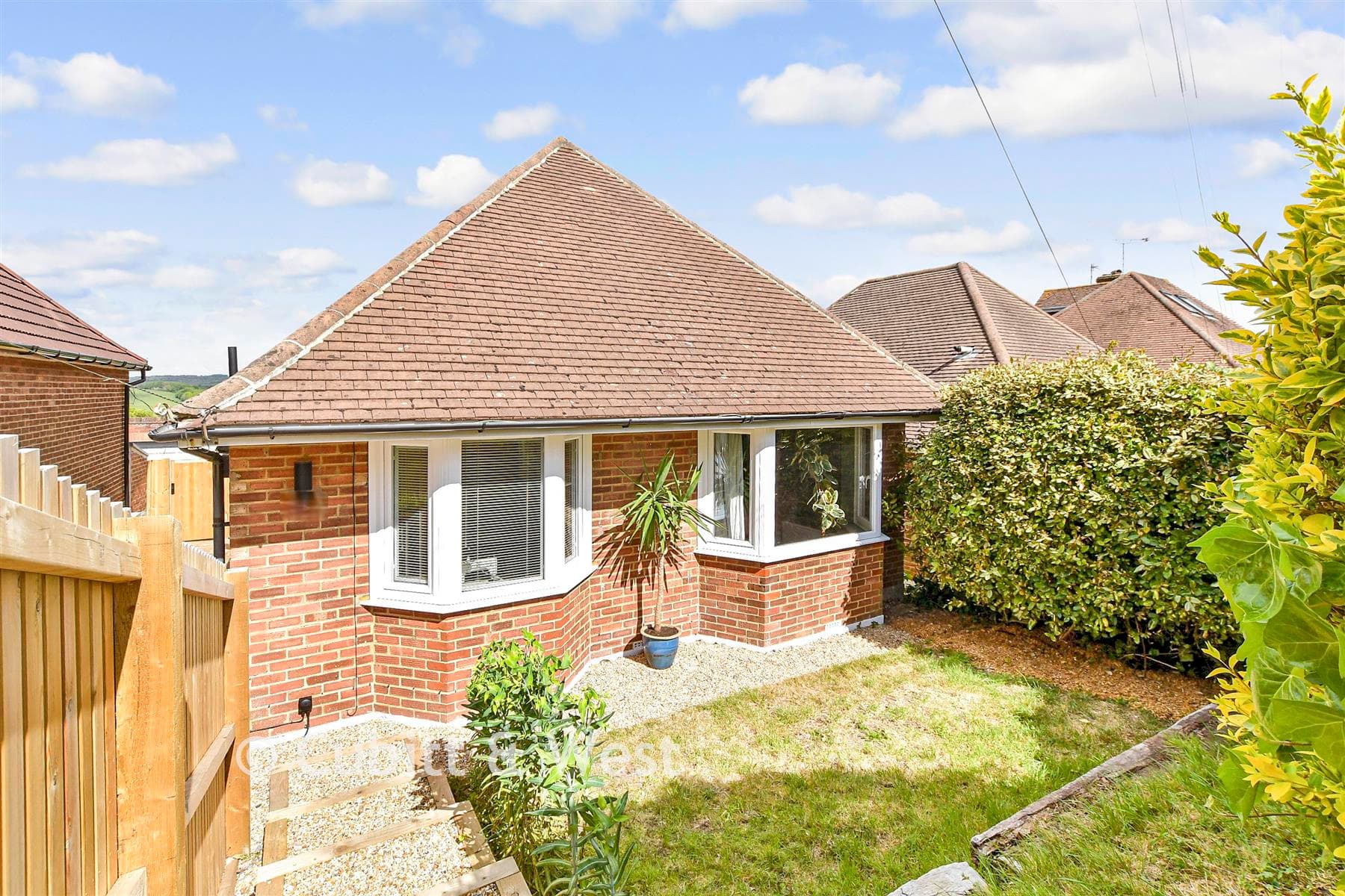3 Bed Detached House, Westfield Crescent Brighton — photo 1