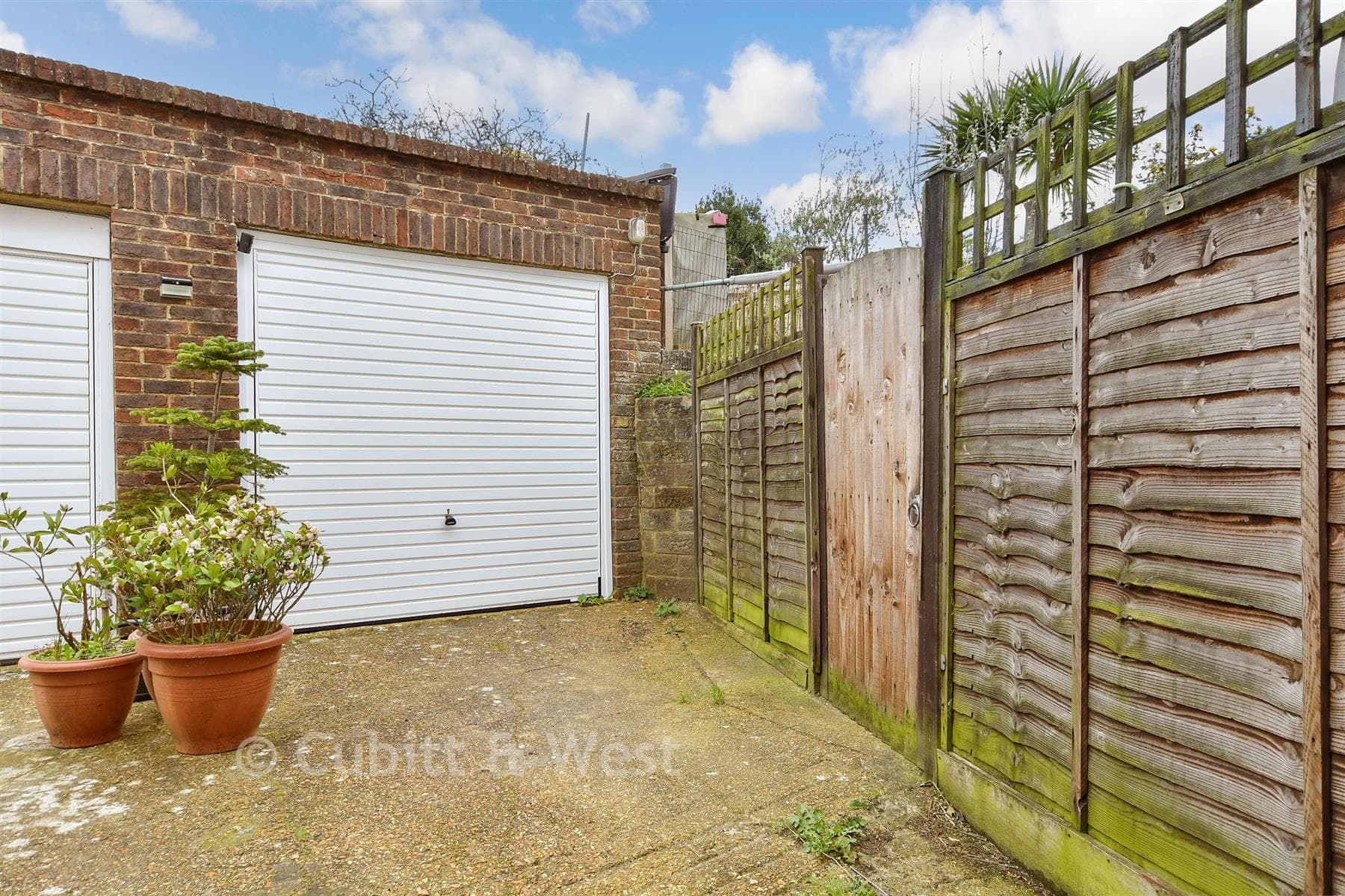 3 Bed Semi Detached House, Wilmington Way Brighton — photo 2