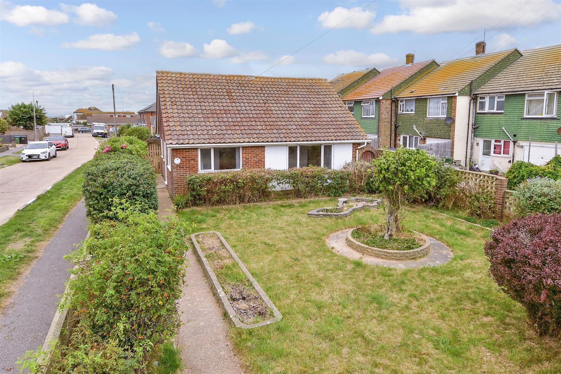 3 Bed Detached Bungalow, Seaview Road Peacehaven — photo 2