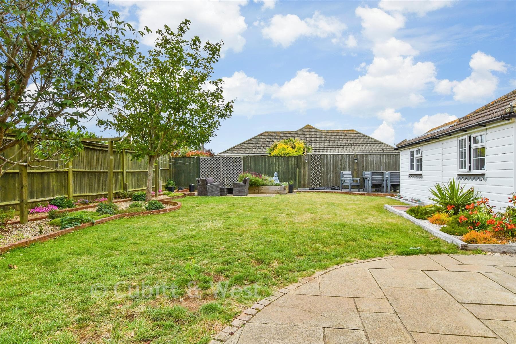 4 Bed Detached Bungalow, Hoddern Avenue Peacehaven — photo 3