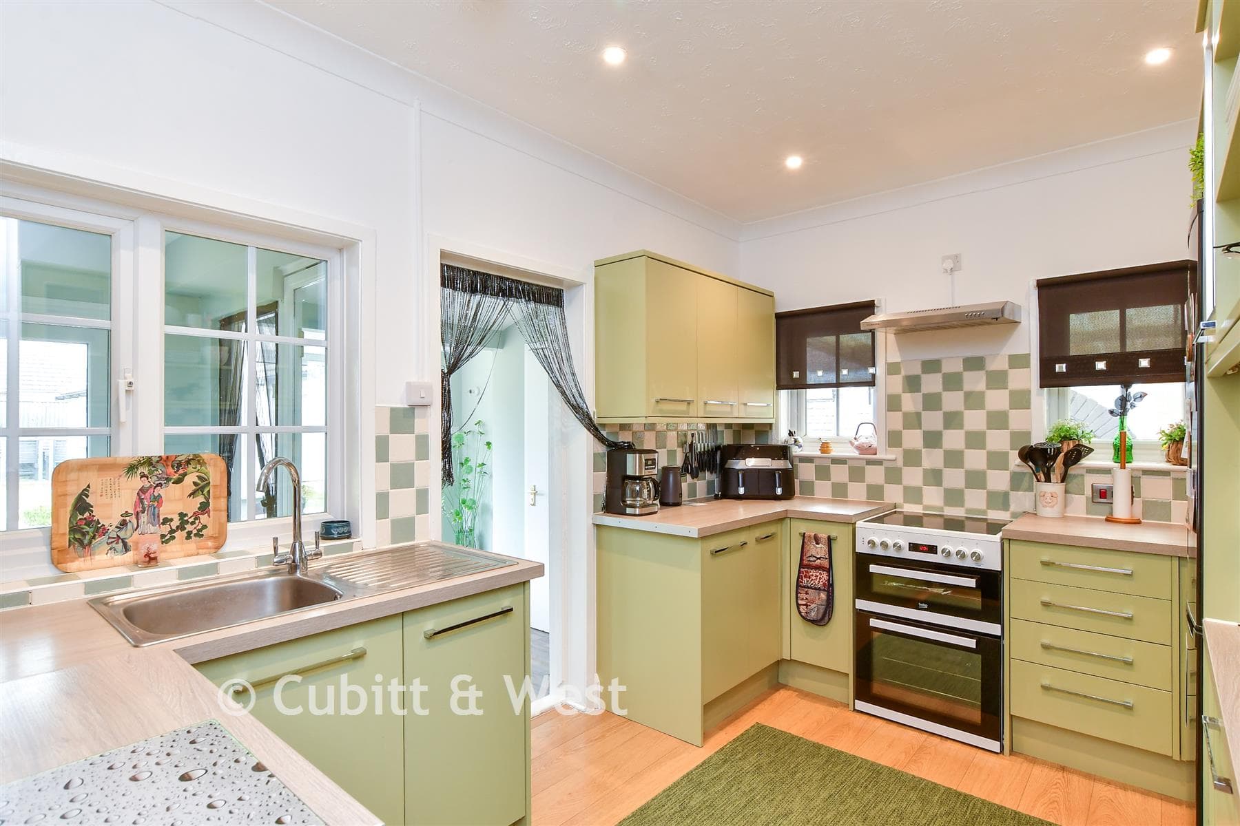 4 Bed Detached Bungalow, Hoddern Avenue Peacehaven — photo 4