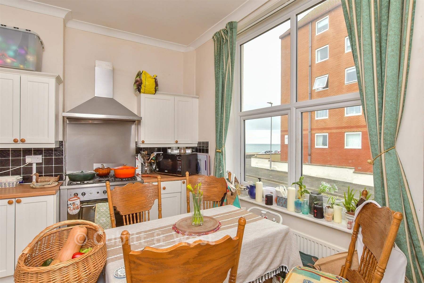 1 Bed Flat, Esplanade Seaford — photo 4