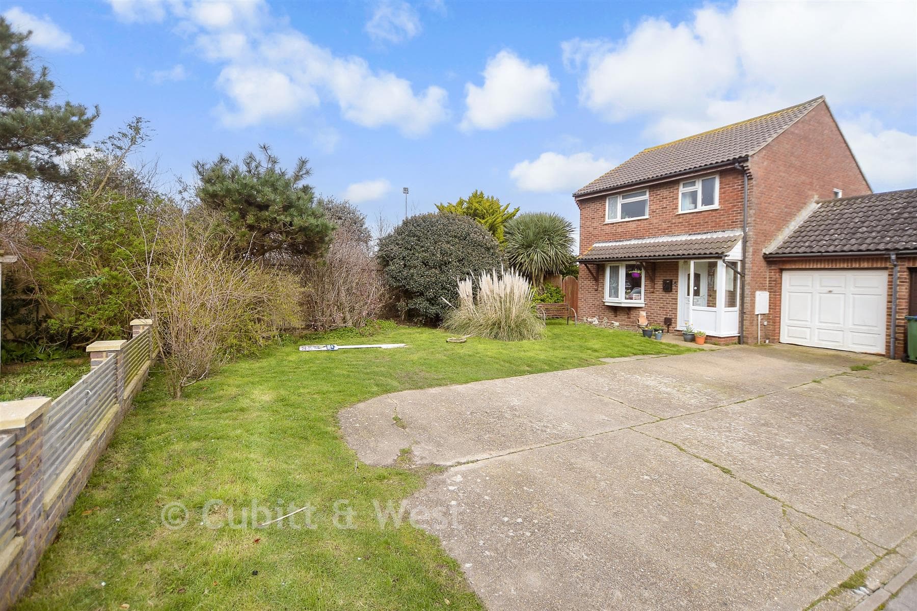 3 Bed Detached House, Damon Close Peacehaven — photo 2