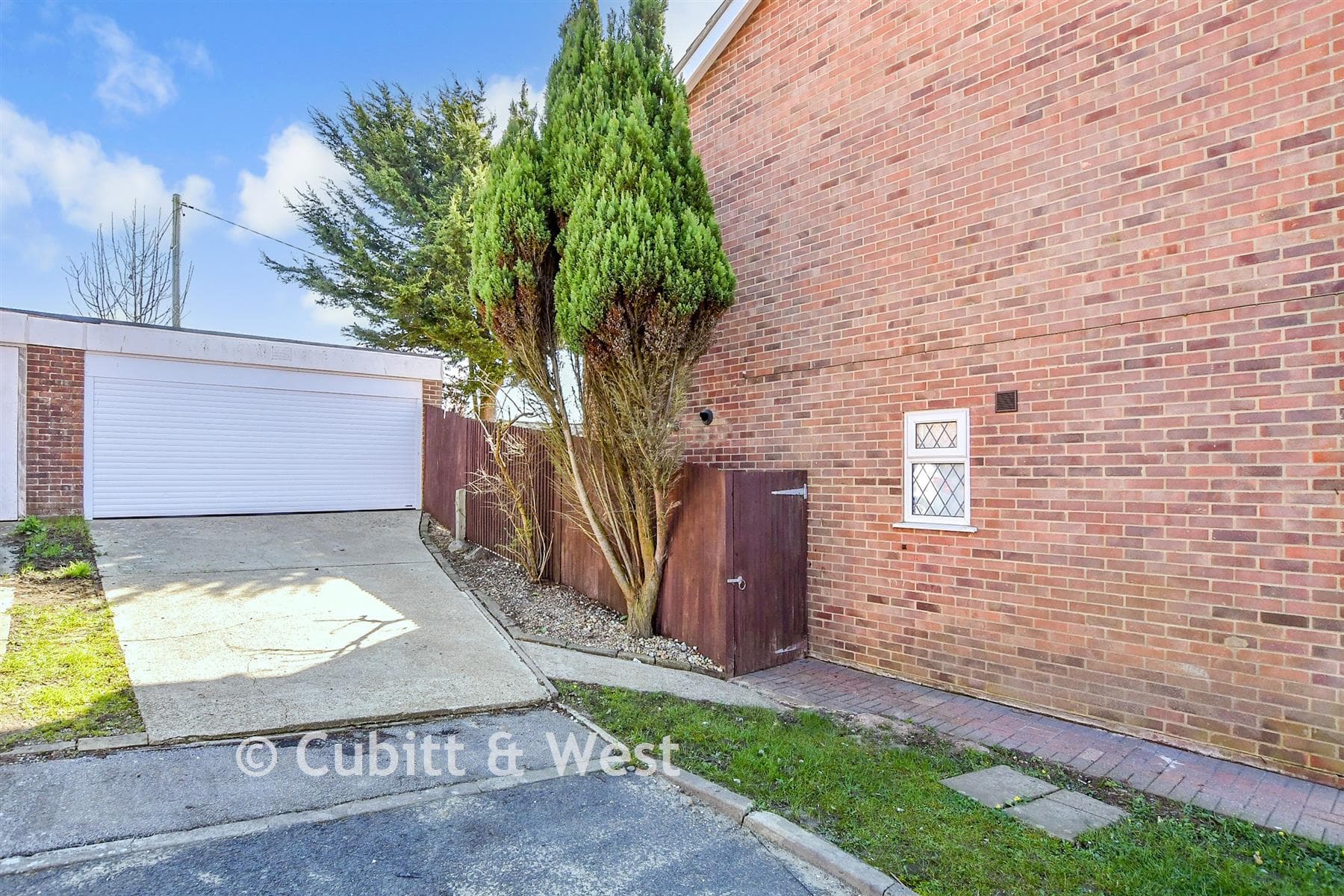 4 Bed Detached House, Rustic Close Peacehaven — photo 2