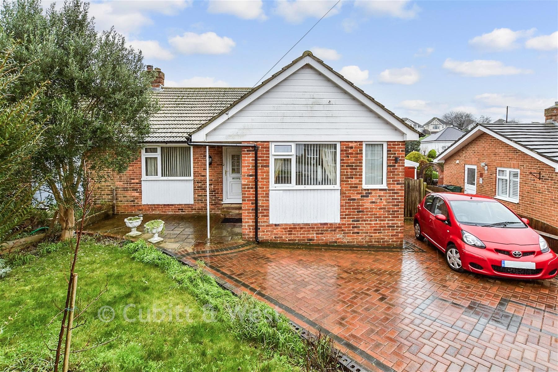 3 Bed Semi Detached Bungalow, Coombe Vale Brighton — photo 1