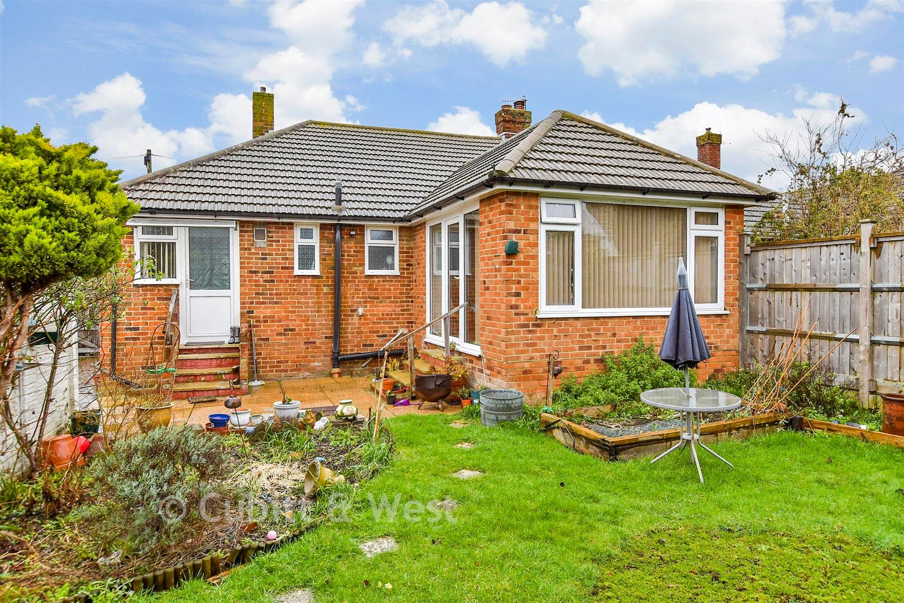3 Bed Semi Detached Bungalow, Coombe Vale Brighton — photo 2