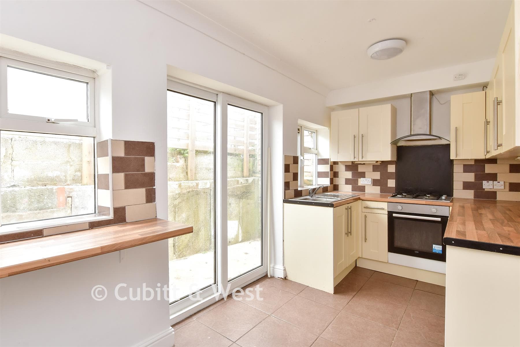 4 Bed Terraced House, Sandhurst Avenue Woodingdean Brighton — photo 5