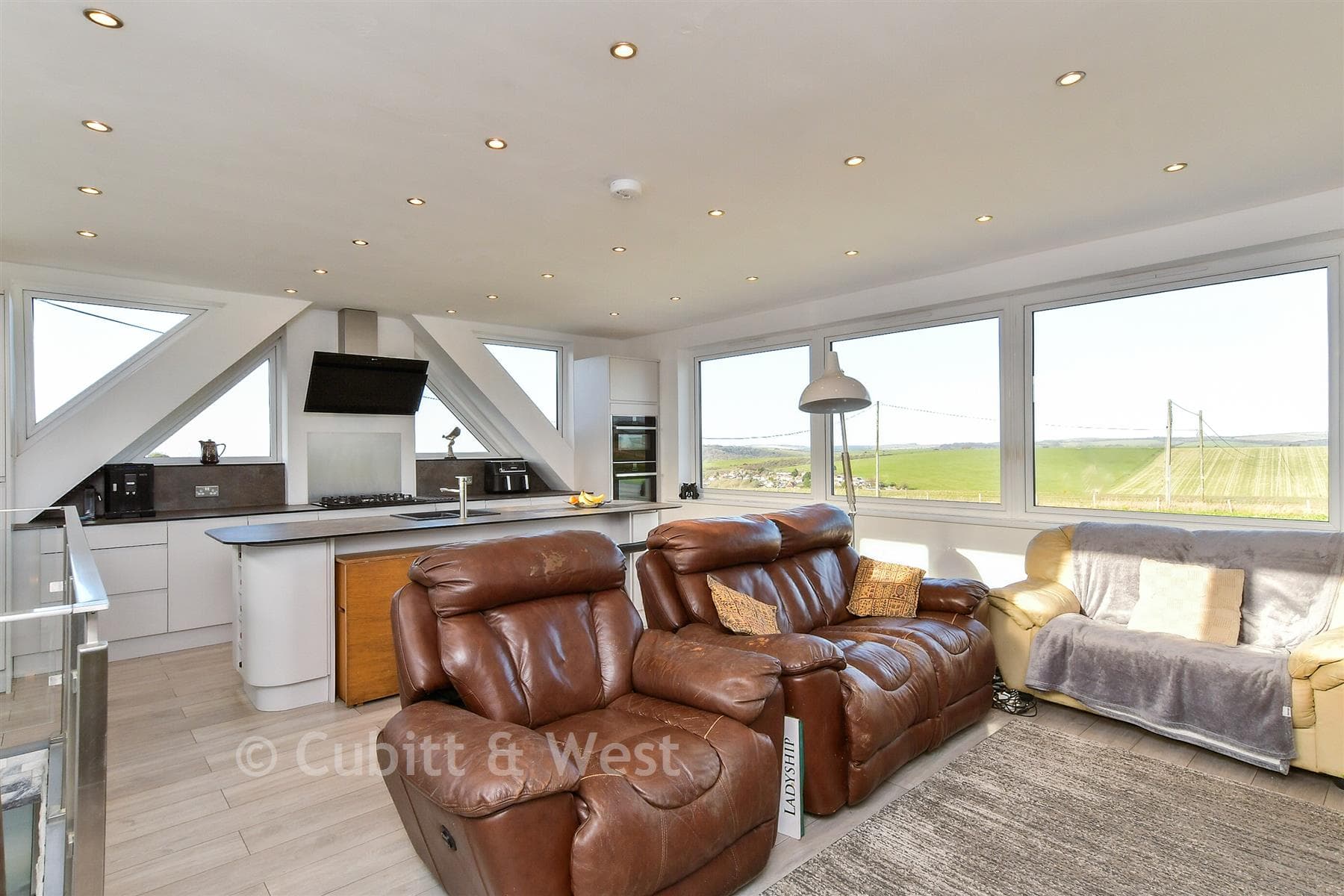 3 Bed Chalet, Downsview Avenue Woodingdean Brighton — photo 3