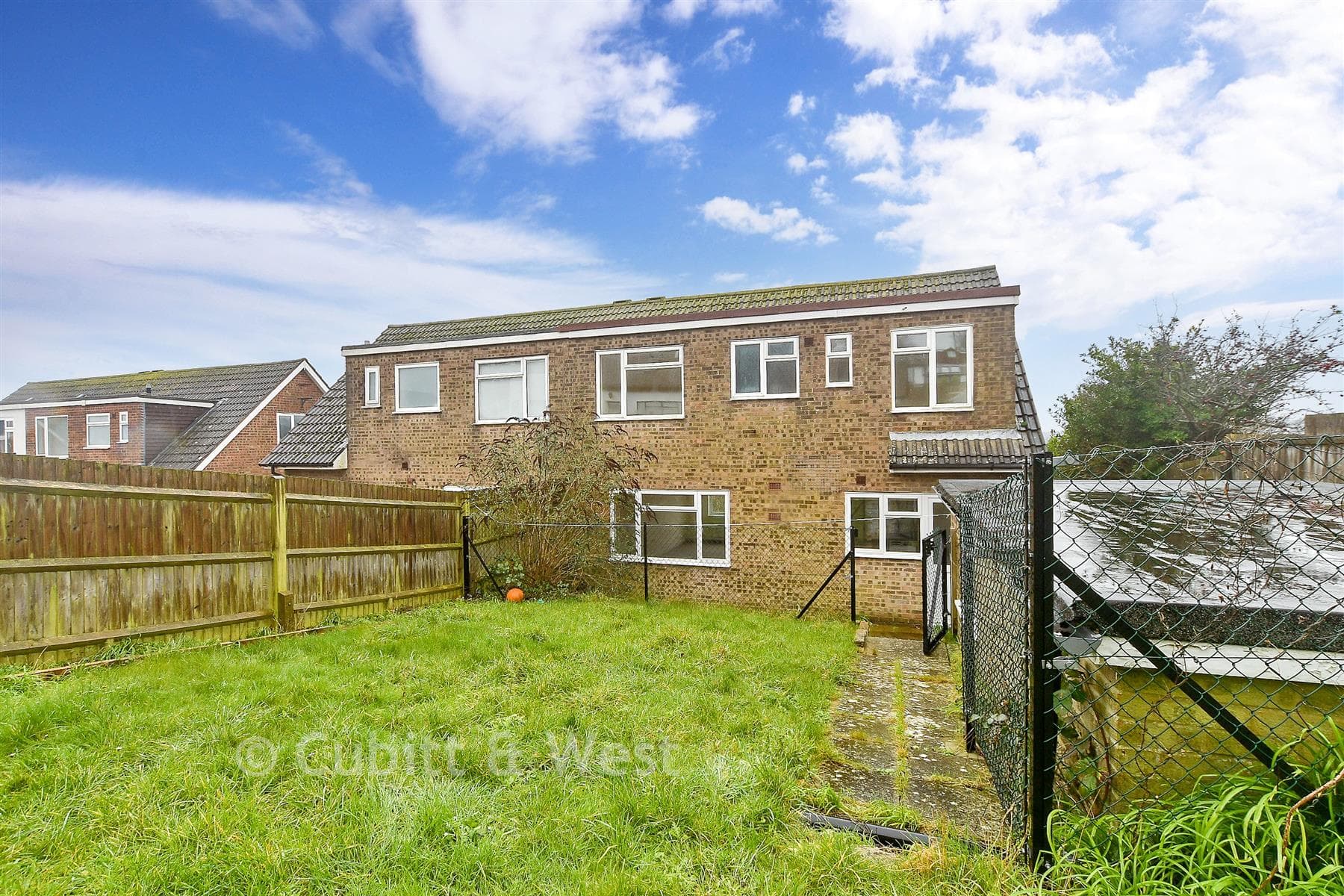 4 Bed Semi Detached House, Sycamore Close Woodingdean Brighton — photo 3