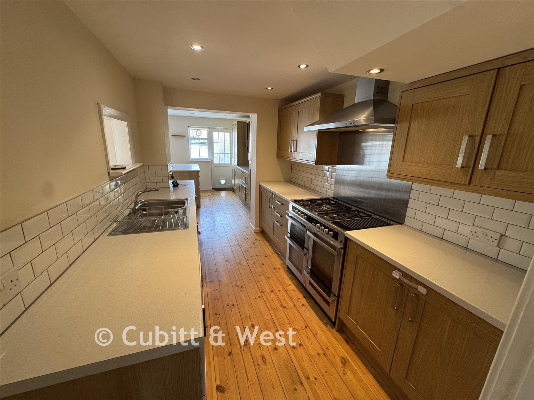 2 Bed Terraced House, The Ridgway Woodingdean Brighton — photo 2